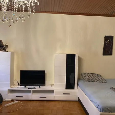 Grosse Unterkunft 100 M Zwei Schlafzimmer Kueche Internet Essbereich Waschmaschine Spuelmaschine Eigenes Badezimmer Accommodatie bij particulieren *