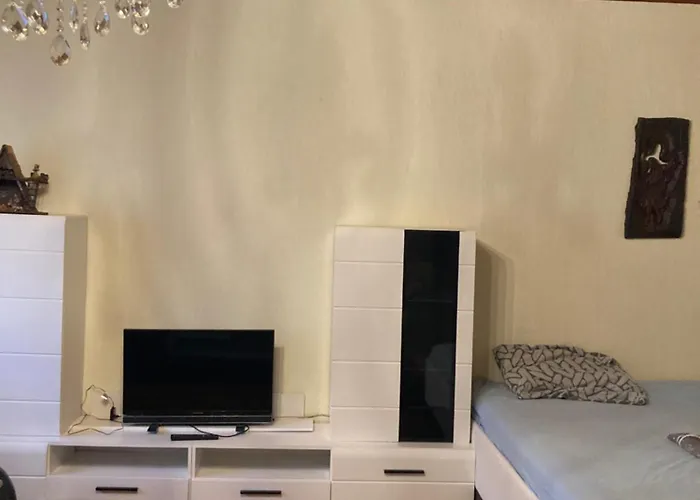 Grosse Unterkunft 100 M Zwei Schlafzimmer Kueche Internet Essbereich Waschmaschine Spuelmaschine Eigenes Badezimmer Accommodatie bij particulieren *