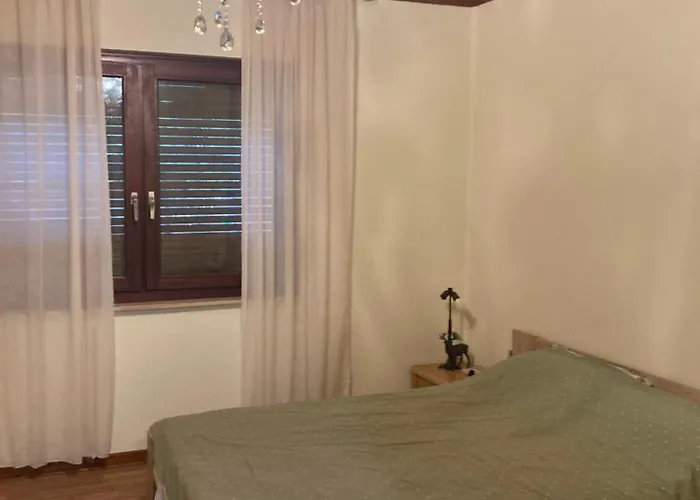 Accommodatie bij particulieren Grosse Unterkunft 100 M Zwei Schlafzimmer Kueche Internet Essbereich Waschmaschine Spuelmaschine Eigenes Badezimmer